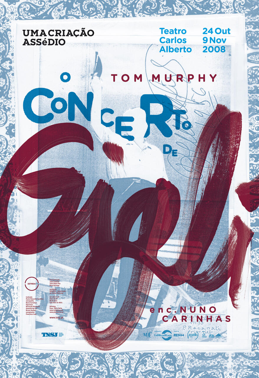 Theater poster for "The Gigli Concert" by Tom Murphy, featuring artistic lettering and a stylized image of a man raising a glass. Blue and burgundy colors dominate, with decorative background patterns and event details in Portuguese.