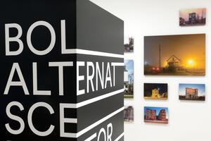 16A-46_Bold Exhibition Identity: Black wall with large white text wrapped around the corner_Renata Graw/Alexa Viscius